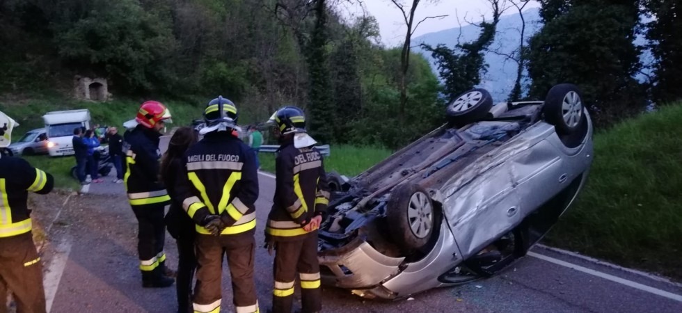 Perde il controllo dell'auto che sale su un cordolo e finisce per ribaltarsi